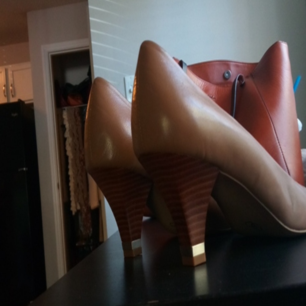 Circa Joan David Luxe tan pumps